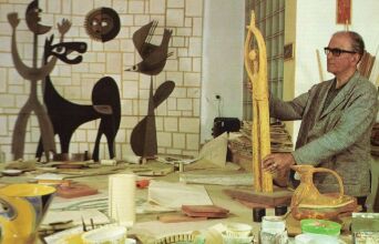 Το ΕΜΣΤ τιμά τον Πάνο Βαλσαμάκη με μια αναδρομική έκθεση-σταθμό, αναδεικνύοντας τη συμβολή του στον εκμοντερνισμό της ελληνικής εικαστικής κεραμικής