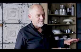 H τούρτα του Στέλιου Παρλιάρου για τα 15 χρόνια της ATHENS VOICE