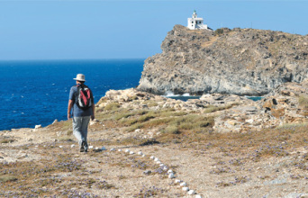 Ο Κ.Ζ. στο Πάρκο των Βράχων. Στο βάθος ο φάρος του Κόρακα.