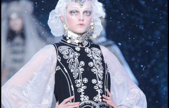 Φόρεμα με ελληνικά στοιχεία του Galliano (Φθιν.-Xειμ. 2009/2010)