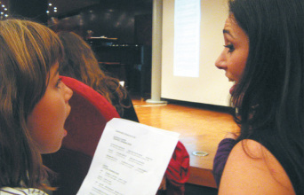 Η Κάτια Πάσχου σε απόλυτη συμφωνία με μια μικρή φίλη της όπερας