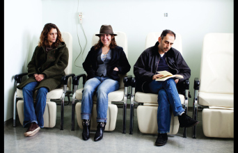 Η Αθηνά Τσαγγάρη ανάμεσα στους πρωταγωνιστές της ταινίας της, Αριάν Λαμπέντ και Βαγγέλη Μουρίκη