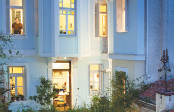 Ο Σταύρος Πετσόπουλος στο πολύ ωραίο οίκημα που στεγάζει τις εκδόσεις Άγρα