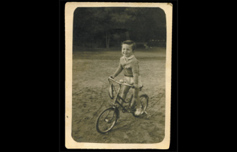 Ο Σπύρος Βούγιας σε ηλικία 4 ετών στο πάρκο του Λευκού Πύργου, Θεσσαλονίκη