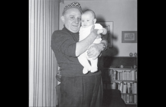 Ο Νίκος Καββαδίας κρατάει αγκαλιά τον Φίλιππο, γιο της ανιψιάς του Έλγκας