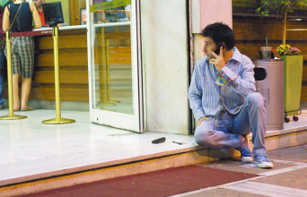 Ο Ορέστης Ανδρεαδάκης –για λίγο καιρό ξαποσταίνει– στην είσοδο του Αττικού