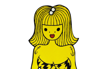 Μία από τις ηρωίδες του Αθηναίου b. που ανηφόρισε στην Τσιμισκή και θα την τρακάρεις στο Kalos & Klio showroom έως 19 Οκτωβρίου