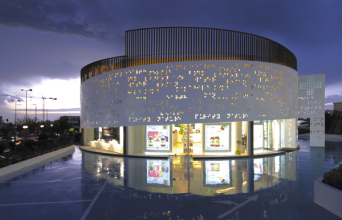 Placebo Pharmacy, Λεωφ. Βουλιαγμένης. «…Τα μεταλλικά πανέλα της πρόσοψης είναι διάτρητα με λέξεις γραμμένες με το σύστημα Μπράιγ, το οποίο χρησιμοποιείται στα φαρμακευτικά προϊόντα…»