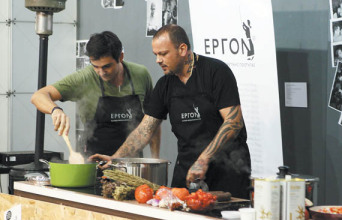 Ο Δ. Σκαρμούτσος δείχνει την τέχνη του στους νέους σεφ