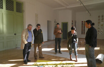 Η παρέα των πέντε εμπνευστών του Camp! στον εκθεσιακό χώρο του κτιρίου