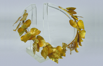 Χρυσό στεφάνι με φύλλα κισσού από το Καστελόριζο. Τέλη 4ου - αρχές 3ου αιώνα π.Χ. Αθήνα, Εθνικό Αρχαιολογικό Μουσείο (αρ. ευρ. Χρ. 1058)