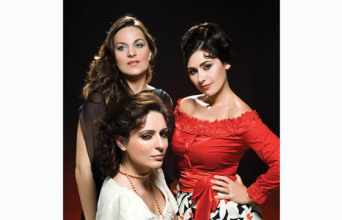 Από αριστερά: Μάιρα Μηλολιδάκη (Ρόμι Σνάιντερ), Κάτια Πάσχου (Σοφία Λόρεν), Μυρσίνη Μαργαρίτη (Φανί Αρντάν)