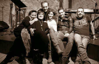 Η Μ. Σπυράτου με το θίασο