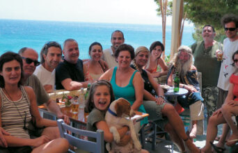 Τάσος Παυλόπουλος και φίλοι στο Καφενείο της Μαργαρίτας στην Ανάφη