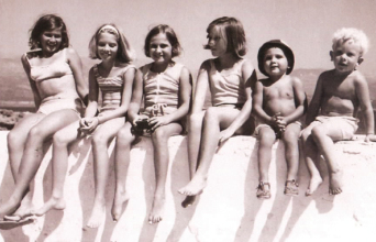 Ο Παύλος Γερουλάνος (δεξιά) με τα αδέλφια του και τα ξαδέλφια του στα Λέπεδα Παλικής