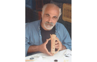 Ο Χρήστος Μπουλιώτης κρατώντας αγγείο από τον προϊστορικό οικισμό Κουκονήσι στον κόλπο του Μούδρου, 2005