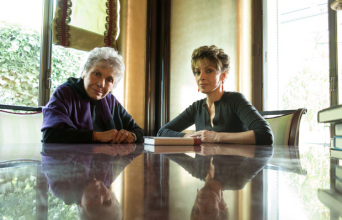 Η Κική Δημουλά στο σπίτι της μεταφράστριας Σεσίλ Ιγγλέση Μαργέλλου