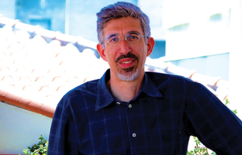 O διευθυντής της Art Athina, Αλέξης Κανιάρης.