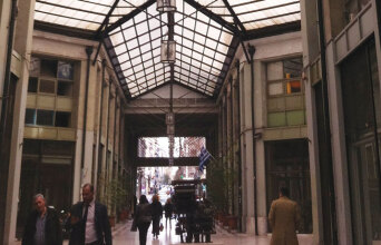 Στοά Νικολούδη, Φωτό: Ελεωνόρα Βερυκοκίδη, Βαγγέλης Τάτσης