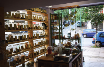 Πιπέρι στο στόμα, Μπαχαροπωλείο-Βοτανοπωλείο-Τειοπωλείο