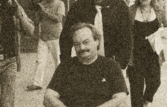 Kαλύτερα να διαδηλώνουν τα πλήθη κατά των μέτρων της κυβέρνησης για τις συντάξεις, παρά να ασχολούνται με τις βρομιές σε επίπεδο κορυφής.