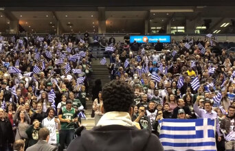 Μετά το τέλος του αγώνα των Μπακς με τους Νετς μια ολόκληρη ελληνική κερκίδα αποθεώνει τον Γιάννη Αντετοκούνμπο, 26/1