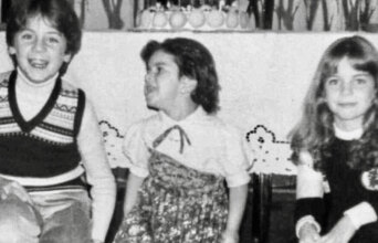 Ο Γιώργος Μαζωνάκης με τις αδερφές του, Μαρία και Βάσω