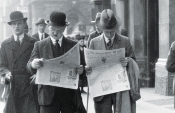 men-reading-newspapers-in-016.jpg
