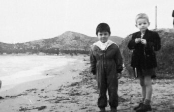 Ο Απόστολος Δοξιάδης (αριστερά) με τον Αρίστο Δοξιάδη, παιδάκια