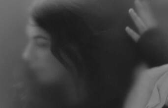 Ρεβέκκα Τσιλιγκαρίδου © Nikolay Biryukov / «Τρεις Αδερφές» του Άντον Τσέχοφ. Σκην.: Δημήτρης Ξανθόπουλος @ Στέγη Ιδρύματος Ωνάση