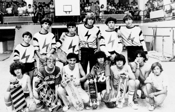 Μέσα δεκαετίας του ’70. Θεσσαλονίκη: Οι Thunder Bons στον πρώτο τους αγώνα Sk8 στη ΧΑΝΘ.