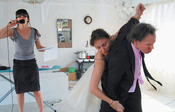 ΣΤΗΝ ΚΟΥΖΙΝΑ ΤΗΣ ΠΛΑΘ