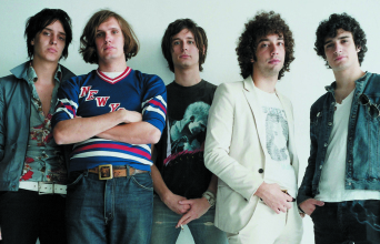 Oι Strokes έβγαλαν καινούργιο δίσκο με τίτλο «Room on Fire»