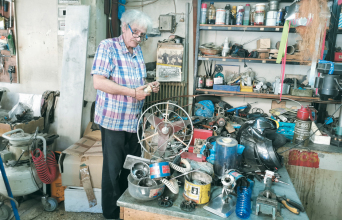 Ο κ. Νίκος Αυλωνίτης επισκευάζει μοτέρ, «από οικιακών συσκευών μέχρι υποβρυχίων», στην ίδια διεύθυνση από το 1960/ Φωτογραφία: Φιλίππα Δημητριάδη