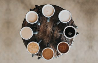 Παιδί μου, ξέρεις πόσο κάνει ένας καφές στην Aθήνα; Σχεδόν 5 ευρώ!