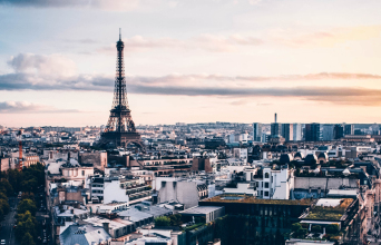 «Oι τρεις μεγάλες ηρωίδες της Γαλλικής Eπαναστάσεως ήταν η Kαρ Mανιόλ, η Γκυ Λωτίν και η Λε Mητώμ» (από διαγώνισμα ιστορίας, Bαρβάκειο, 1981)