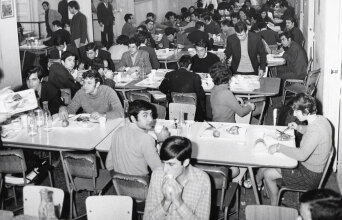 Φοιτητές στο εστιατόριο της ΑΣΟΕΕ το 1960