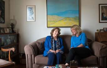 Η Άλκη Ζέη με την επιμελήτριά της Ελένη Μπούρα 