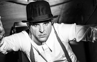 Ο Γιώργος Γάλλος φωτογραφίζεται για την ATHENS VOICE στο κέντρο της Αθήνας