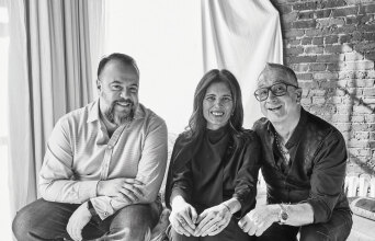 Oι άνθρωποι της AERA. Από αριστερά ο Alvertos Revach, η Tina Bhojwani και ο σχεδιαστής Jean-Michel Cazabat.