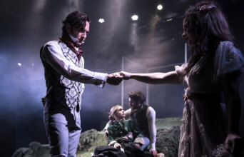 «Περηφάνια και προκατάληψη» της Τζέιν Όστεν,  σε σκηνοθεσία Ιόλης Ανδρεάδη στο Θέατρο Αλκυονίς