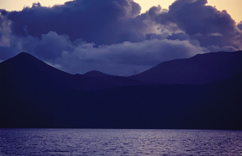 Η ψάθα: Ιστορίες με διαφορετικό τέλος από τη Μίκα Σύμπουρα