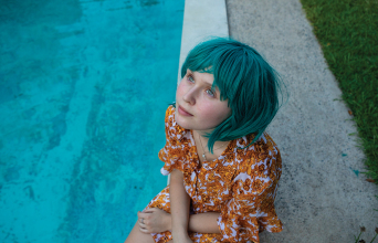 «Babyteeth» του Σάνον Μέρφι με τους Ελίζα Σκάνλεν, Εσι Ντέιβις, Μπεν Μέντελσον, Τόμπι Γουάλας