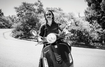 Ο ηθοποιός Ρένος Χαραλαμπίδης στη βέσπα του