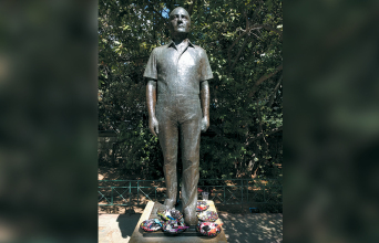 Ανδριάντας Οδυσσέα Ελύτη στην πλατεία Δεξαμενής στο Κολωνάκι (ορείχαλκος, καλλιτέχνης Γιάννης Παππάς)