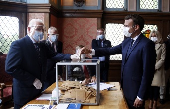 O πρόεδρος της Γαλλίας Εμμανουέλ Μακρόν ψηφίζει στις δημοτικές εκλογές 