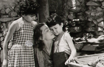 Ο Γιάννης Καλατζόπουλος με την Ελένη Χατζηαργύρη, στην ταινία «Της νύχτας τα καμώματα» (1957)