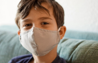 Παιδί που φοράει μάσκα