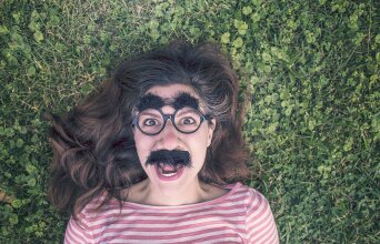 Μεταμφιεσμένη γυναίκα που κάνει γκριμάτσα 