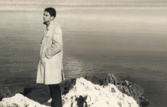 Ο Λάκης Παπαστάθης σε νεαρή ηλικία στη Λέσβο